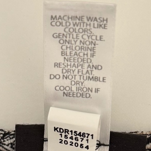 J. Jill Wearever Wide Leg Jumpsuit Black Floral V-Neck Tie Belt Size M NWT - Picture 6 of 6